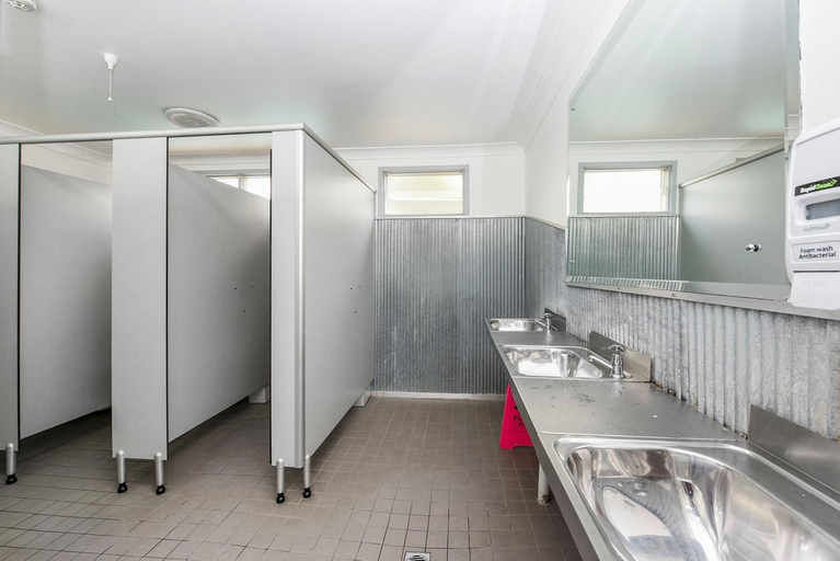 Bathroom 4, Port Macquarie Backpackers, Port Macquarie-Hastings - Pt A