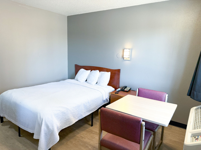 Bedroom 3, Super 7 Motel, Johnson