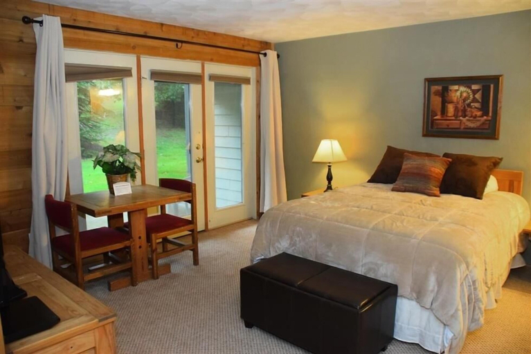 Bedroom 3, Seven Springs 3 BR Condo, walk to slopes! by RedAwning, Somerset