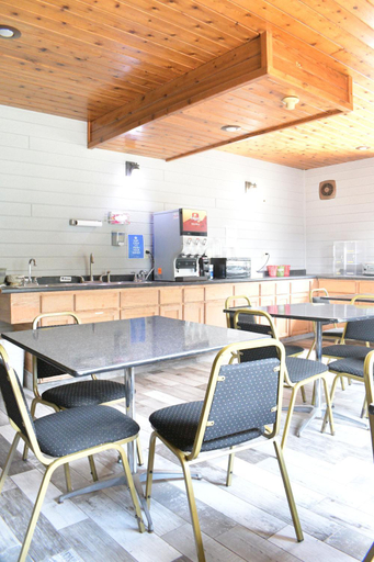 Food & Drinks, Adams Inn and Suites, Adams
