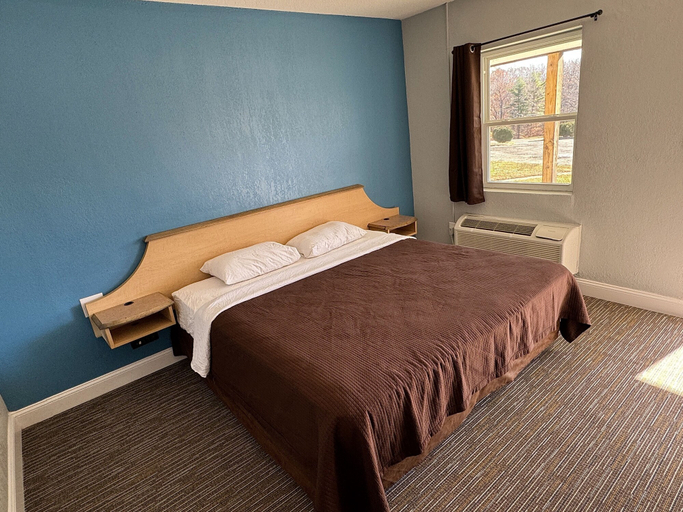 Bedroom 4, Budget Inn, Davidson