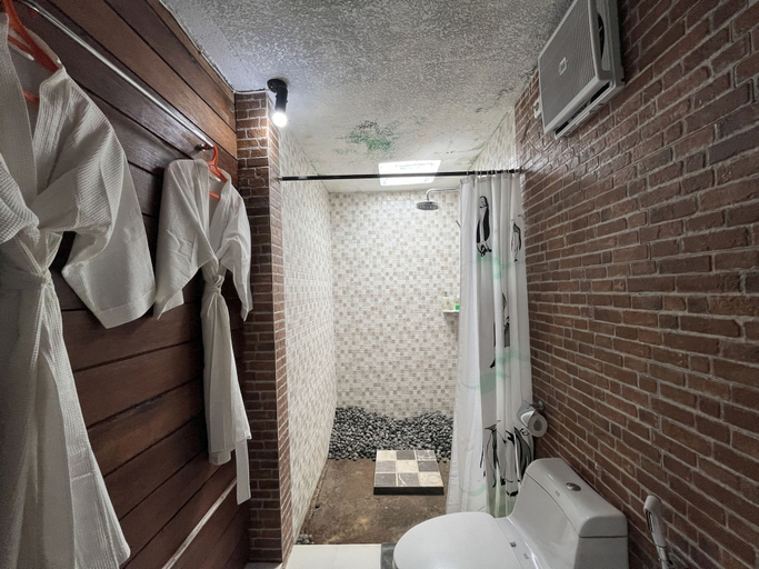 Bathroom 3, Belvilla Darshana Bali Zoo, Gianyar