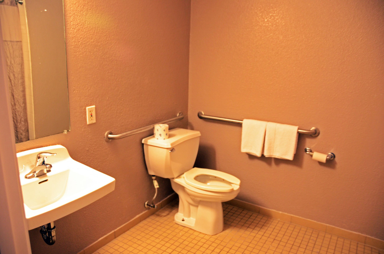 Bathroom 4, Motel 6 West Des Moines, IA, Dallas