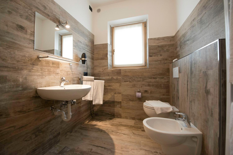 Bathroom 2, Central Rin, Sondrio