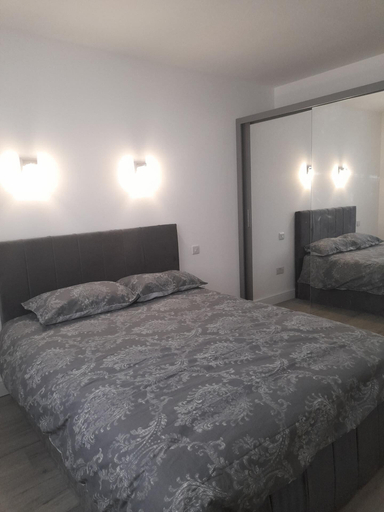 Others 3, Impeccable 2-bed Apartment in London, London
