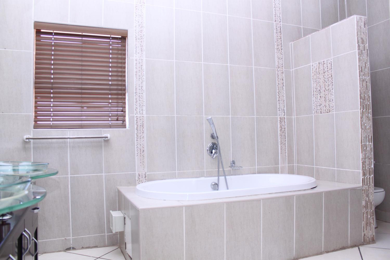 Bathroom 3, Ikaze Guesthouse, Ekurhuleni