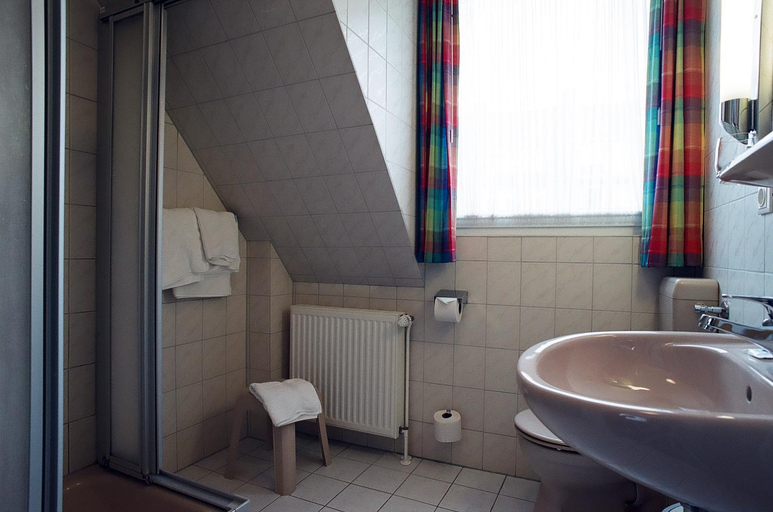 Bathroom, Hotel Delfthalle, Emden