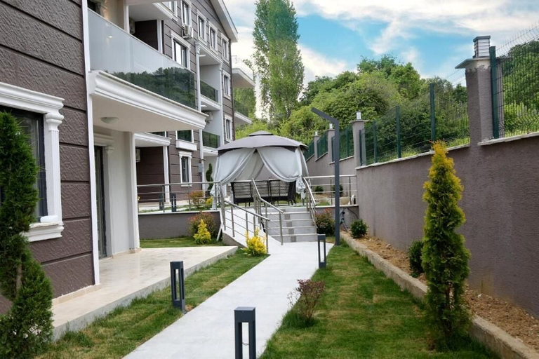 Exterior & Views 2, Flower City Suits, Merkez