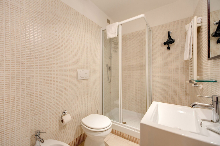 Bathroom 5, Target Inn Rome, Rome