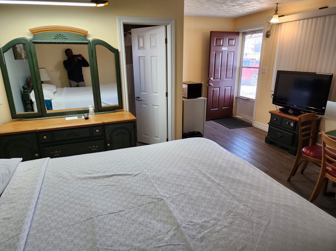 Bedroom 4, Sun Parlor Motel, Essex