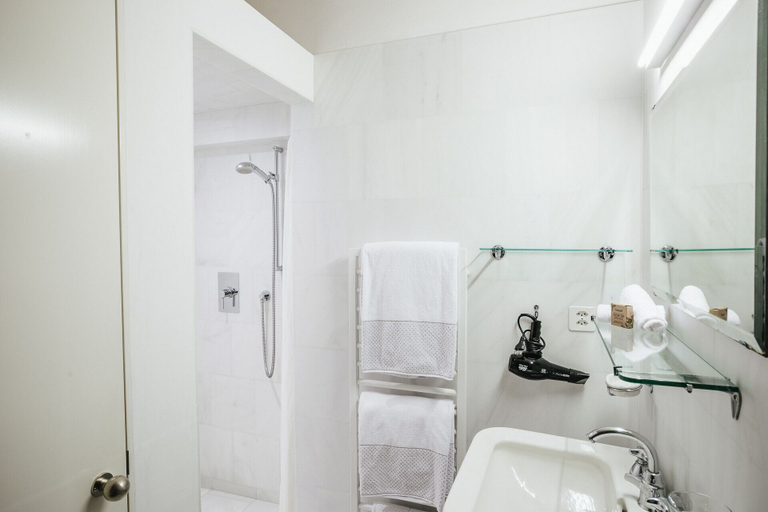 Bathroom 3, Hotel Albrici, Bernina