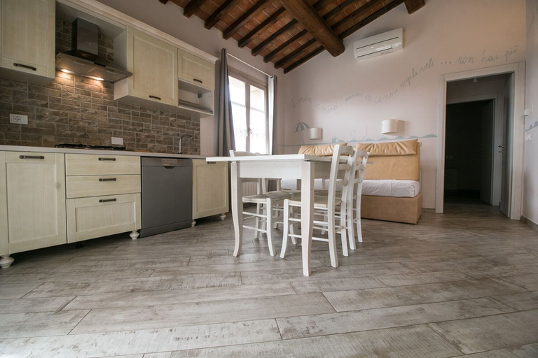 Others 5, Appartamento Palazzeta With Pool, Near the Sea, Livorno