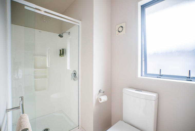 Bathroom 3, Bella Vista Motel Greymouth, Grey
