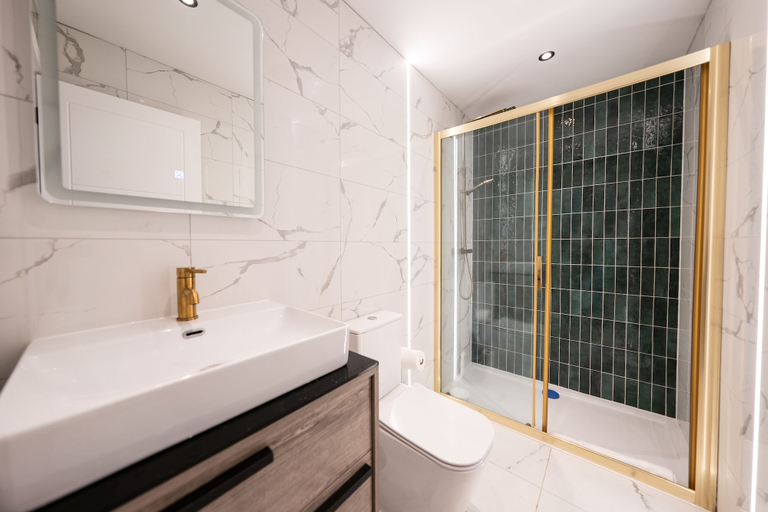 Bathroom 3, The Battersea Place - Charming 4bdr Flat, London