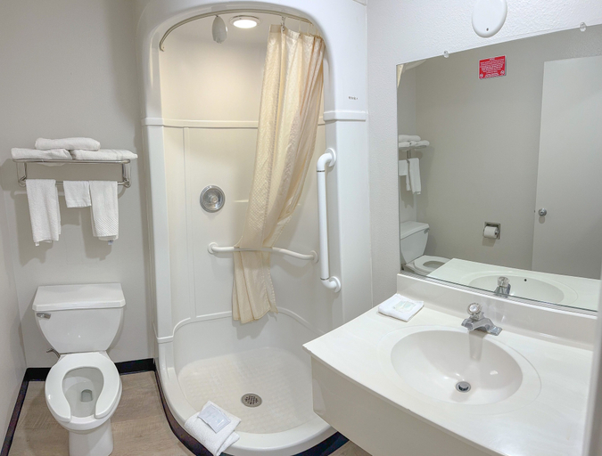 Bathroom 4, Super 7 Motel, Johnson