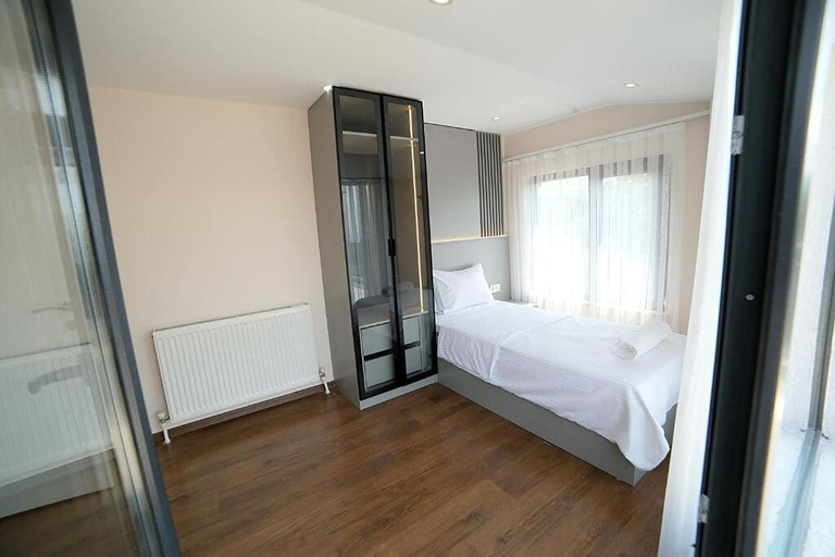 Bedroom, Flower City Suits, Merkez