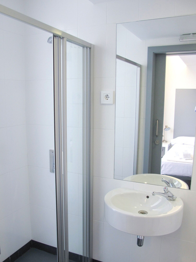 Bathroom 4, St Christopher's Inn, Barcelona - Hostel, Barcelona
