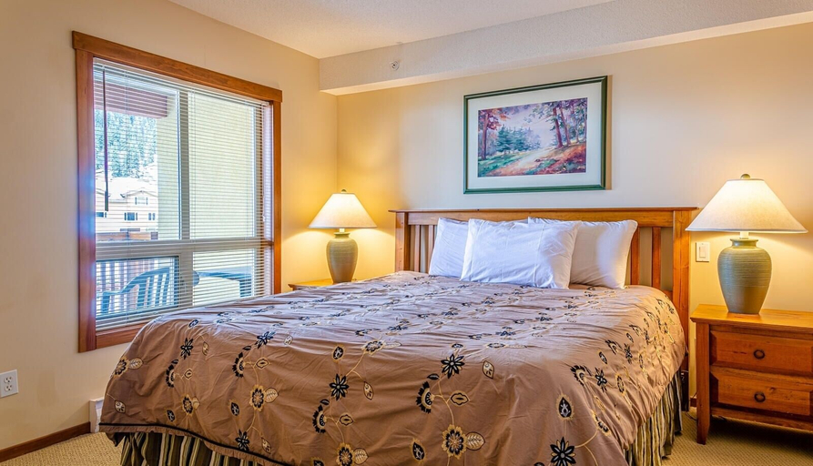 Bedroom, Fireside Lodge #413 By Bear Country, Thompson-Nicola
