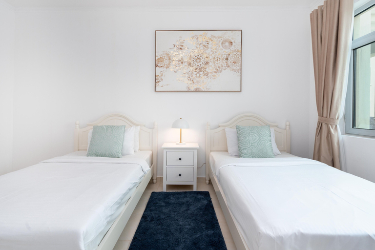 Room 3, Lux BnB Greens & Views Lake View, Dubai
