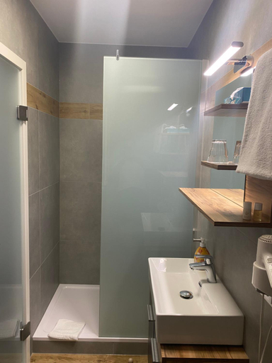 Bathroom 2, Hotel-Gasthof Zur Post, Neumarkt in der Oberpfalz