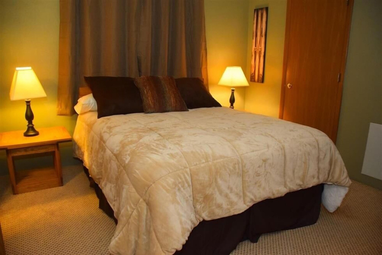 Bedroom 3, Seven Springs 3 BR Condo, walk to slopes! by RedAwning, Somerset