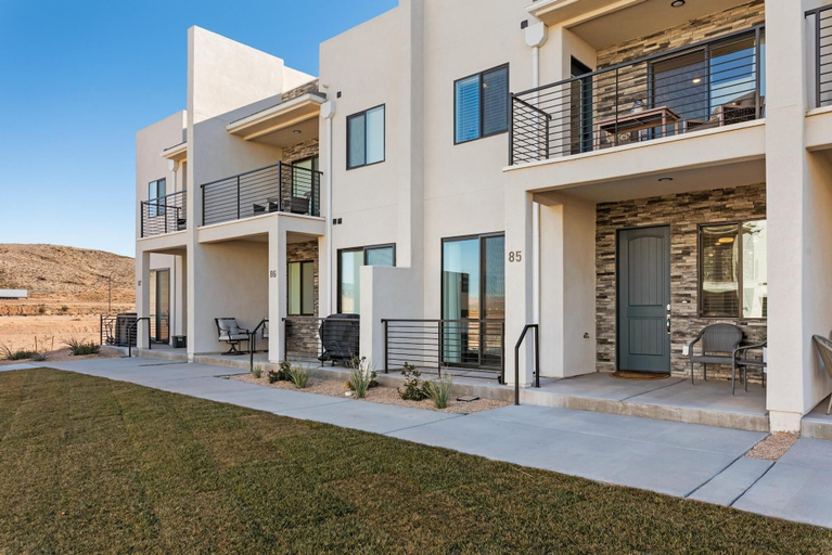 Exterior & Views 2, Stillwater #85 by RedAwning, Washington