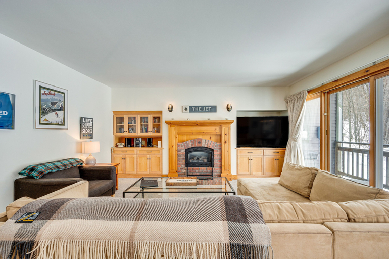 Ski-In Resort Family Condo with Deck at Jay Peak!, Orleans
