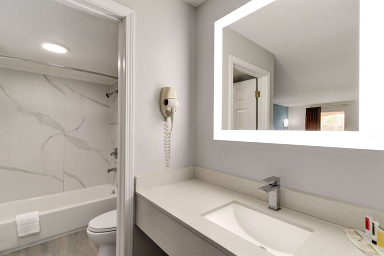 Bathroom 4, Super 8 by Wyndham Pearl/Jackson Airport, Rankin