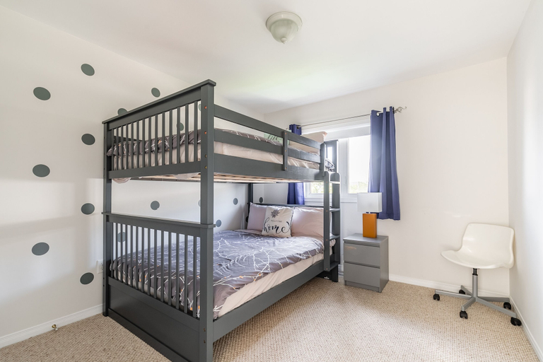 Bedroom 2, Luxury 3BR Townhome Private Gym BBQ, Hamilton