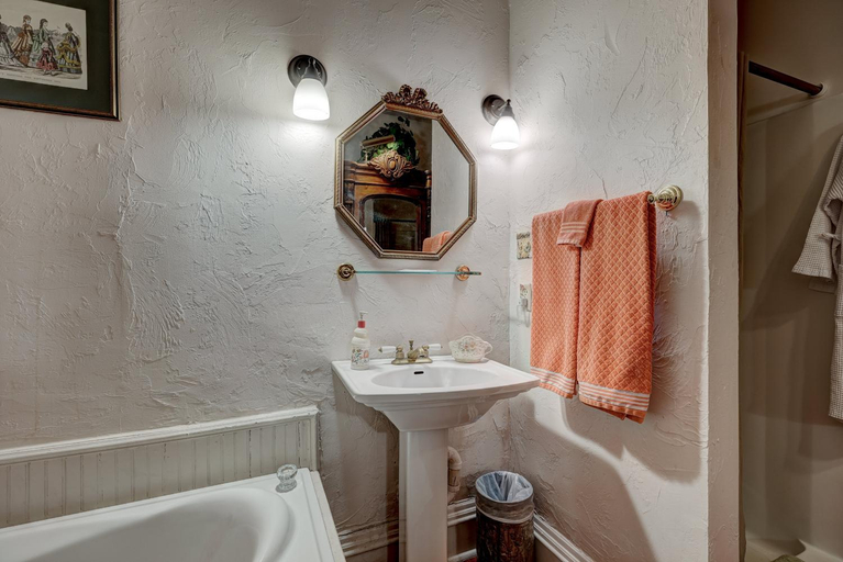 Bathroom 3, Grandison Inn, Oklahoma