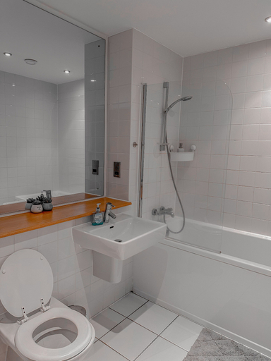Bathroom 4, Entire 2BR Flat Rental in Manchester City Centre, Manchester