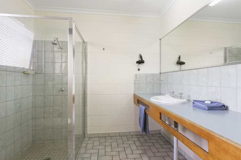 Bathroom 3, Sandbar Motel, E. Gippsland - Bairnsdale