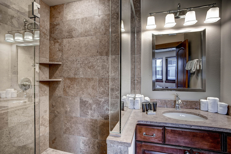Bathroom 4, Mall 1424, Summit