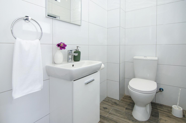 Bathroom 1, Villa Talia