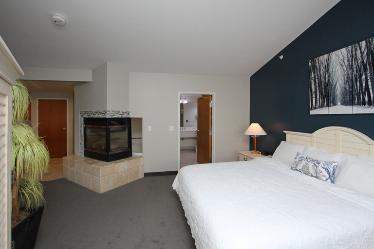Bedroom 2, Bay Pointe Inn, Barry