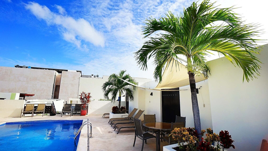 Pool 5, Meridian 207 2 Bedroom Condo by RedAwning, Cozumel