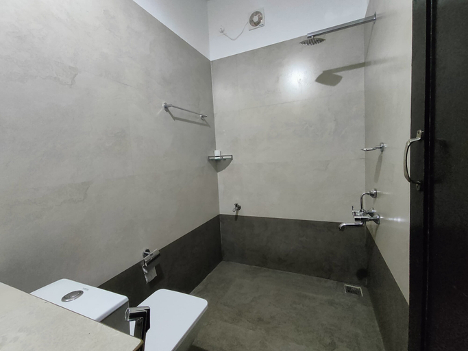 Bathroom 4, ILLIKKALAM Lakeside Cottages Kumarakom Kerala, Kottayam