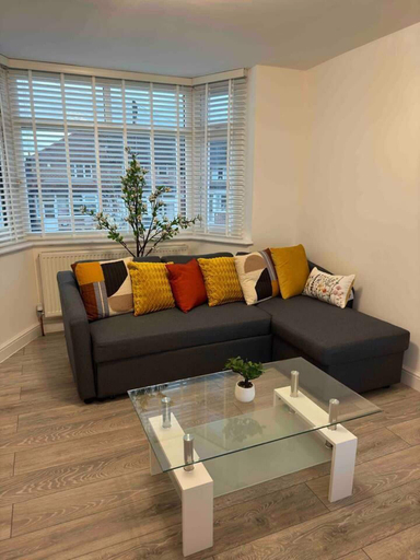 Living area 3, 3-bed Home, Sleeps 8, Ideal for Large Groups, Birmingham