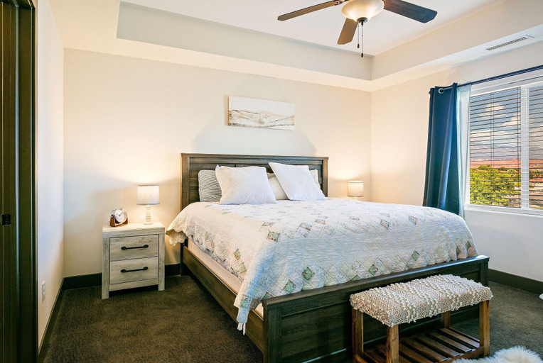 Bedroom, Canthony's Cottage W301 by RedAwning, Washington