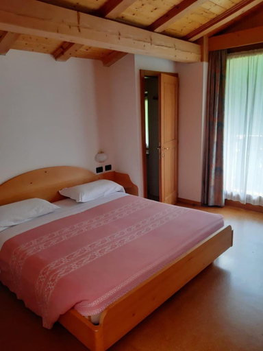 Bedroom 4, Albergo Scoiattolo, Trento