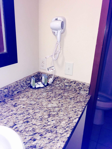 Bathroom 3, Texan Inn and Suites Tilden, McMullen