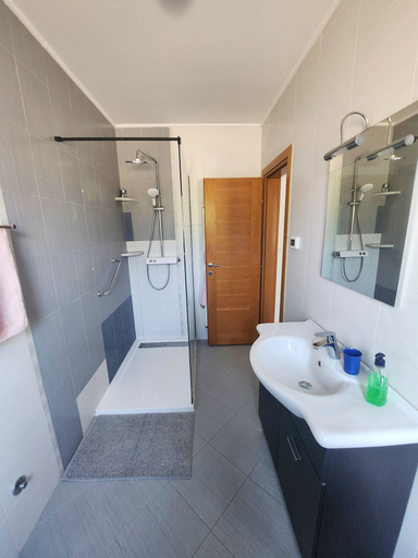 Bathroom 3, Apartment 1695, Poreč