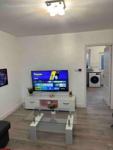 Living area 4, 3-bed Home, Sleeps 8, Ideal for Large Groups, Birmingham