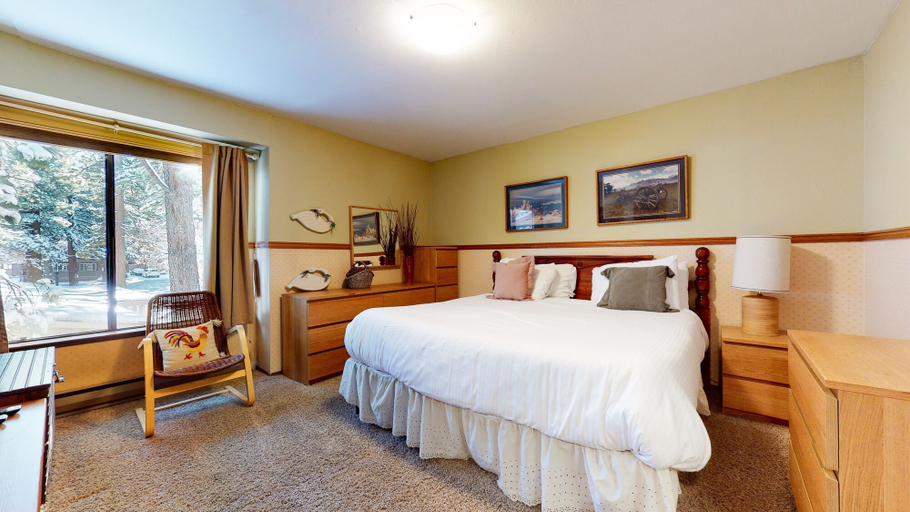 Room 2, Horizons 4 186 Centrally Located, Spacious Mammoth Home with Cozy Fireplace by RedAwning, Mono