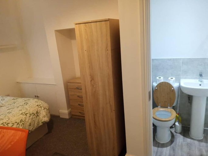 Others 2, Ensuite Double-bed (H1) close to Burnley city centre, Lancashire
