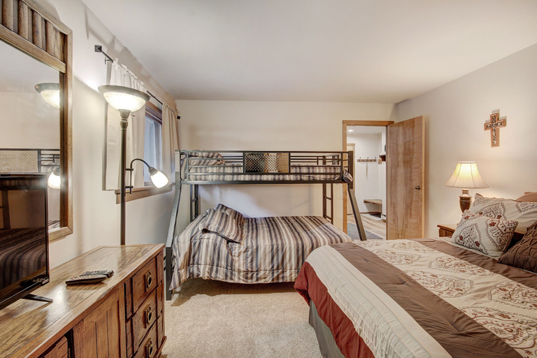 Room 2, 112 Marina Place 2 Bedroom Condo by RedAwning, Summit