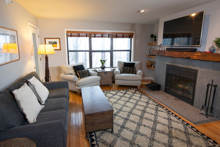 Modern & Updated Winterplace 3br- Sleeps 12 3 Bedroom Condo by RedAwning, Windsor