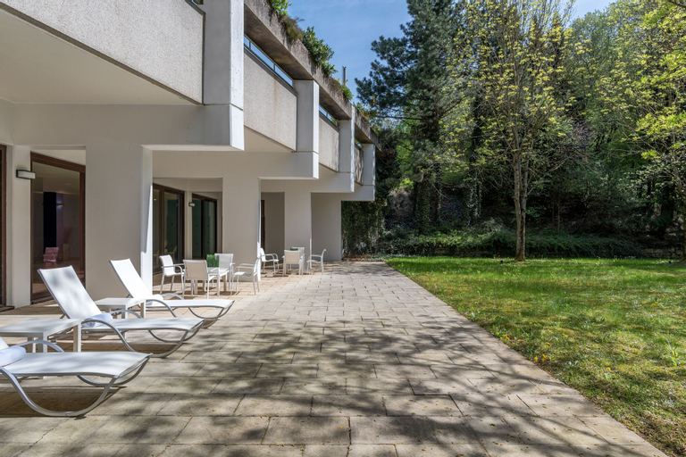 Exterior & Views 24