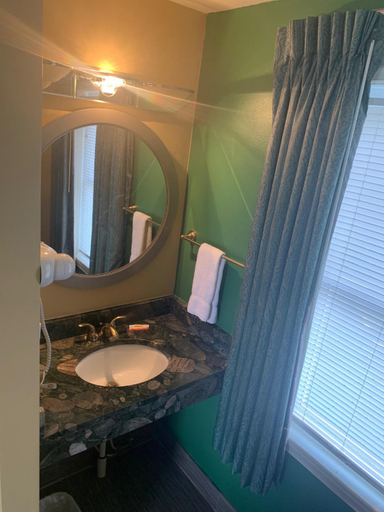 Bathroom 2, Mt. Vernon Motel, Lancaster
