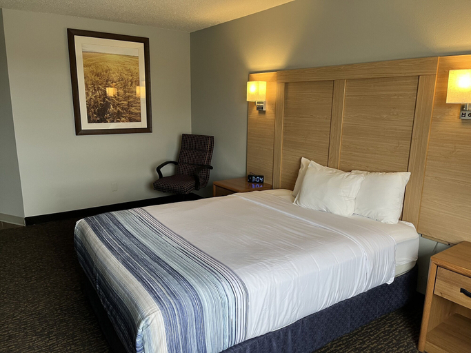 Bedroom 4, Days Inn & Suites by Wyndham Williamsburg IA North, Iowa